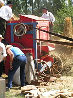Battage a l'ancienne (ph. F. Mrugala, St Jean de Touslas)(3)